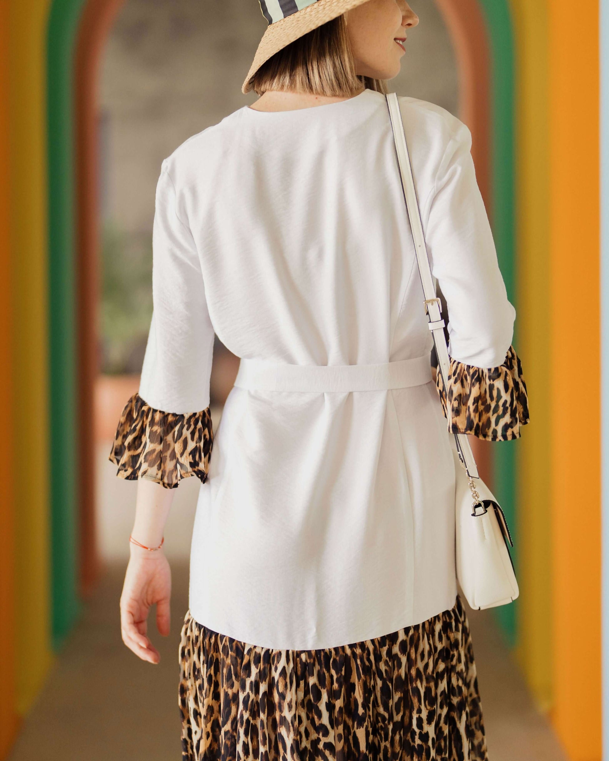 Femme portant une robe avec détails léopard, compatible avec "Robe - XXS/XL - BOHEMA", patron de couture PDF à télécharger.