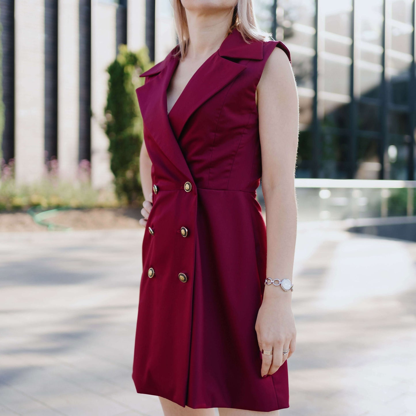 Robe - XXS/XL - BURGUNDY, patron de couture pdf à télécharger, robe sans manches élégante pour femme en tissu bordeaux.