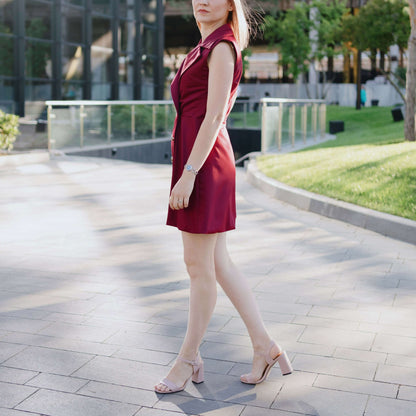 Femme portant une robe bordeaux Robe - XXS/XL - BURGUNDY, patron de couture pdf à télécharger, en extérieur.