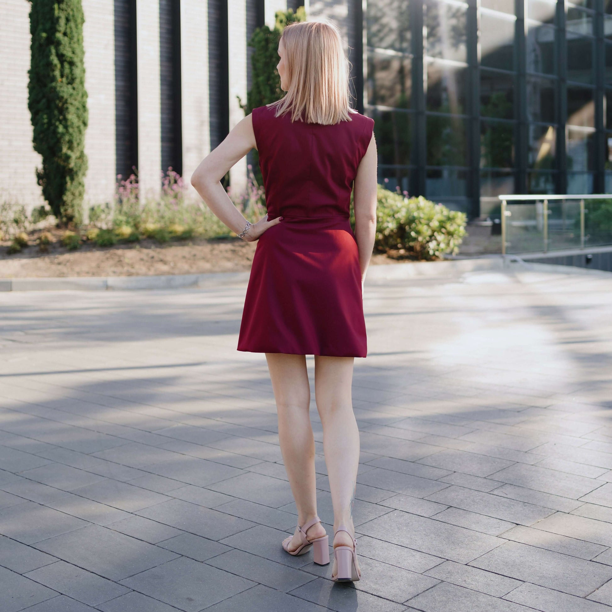 Femme portant une robe bordeaux - Robe - XXS/XL - BURGUNDY, patron de couture pdf à télécharger, niveau intermédiaire.
