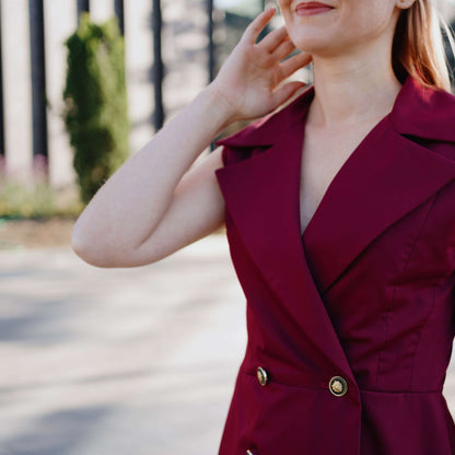 Femme portant une Robe - XXS/XL - BURGUNDY, patron de couture pdf à télécharger pour niveau intermédiaire.