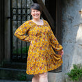 Femme souriante portant une robe du patron de couture pdf à télécharger Robe, blouse, jupe, 34 au 56, 4 statures – Mirabelle.