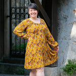Femme souriante portant une robe du patron de couture pdf à télécharger Robe, blouse, jupe, 34 au 56, 4 statures – Mirabelle.
