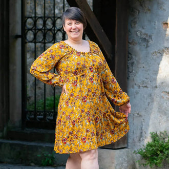 Femme souriante portant une robe du patron de couture pdf à télécharger Robe, blouse, jupe, 34 au 56, 4 statures – Mirabelle.