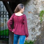 Femme portant une blouse Mirabelle, patron de couture pdf à télécharger, style bohème, manches longues.