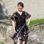 Robe blouse portefeuille, 34 au 56, 4 statures – Sésame, patron de couture pdf à télécharger, femme portant la robe florale noire