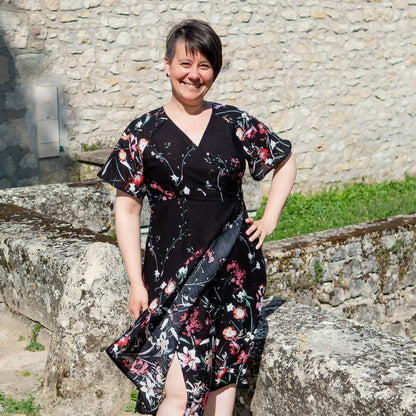 Robe blouse portefeuille, 34 au 56, 4 statures – Sésame, patron de couture pdf à télécharger, femme portant la robe florale noire