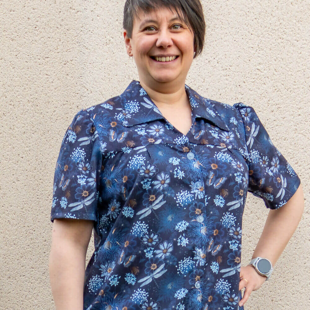 Femme portant Robe chemise / Chemise « Raisin blanc » - Patron PDF du 34 au 56 (4 statures), patron de couture pdf à télécharger.