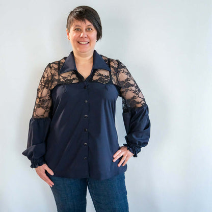 Femme portant une chemise à manches longues en dentelle, représentant le patron PDF « Raisin blanc » du 34 au 56.