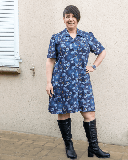 Femme portant une robe chemise à motifs bleus, exemplaire de la "Robe chemise / Chemise « Raisin blanc » - Patron PDF du 34 au 56 (4 statures)".