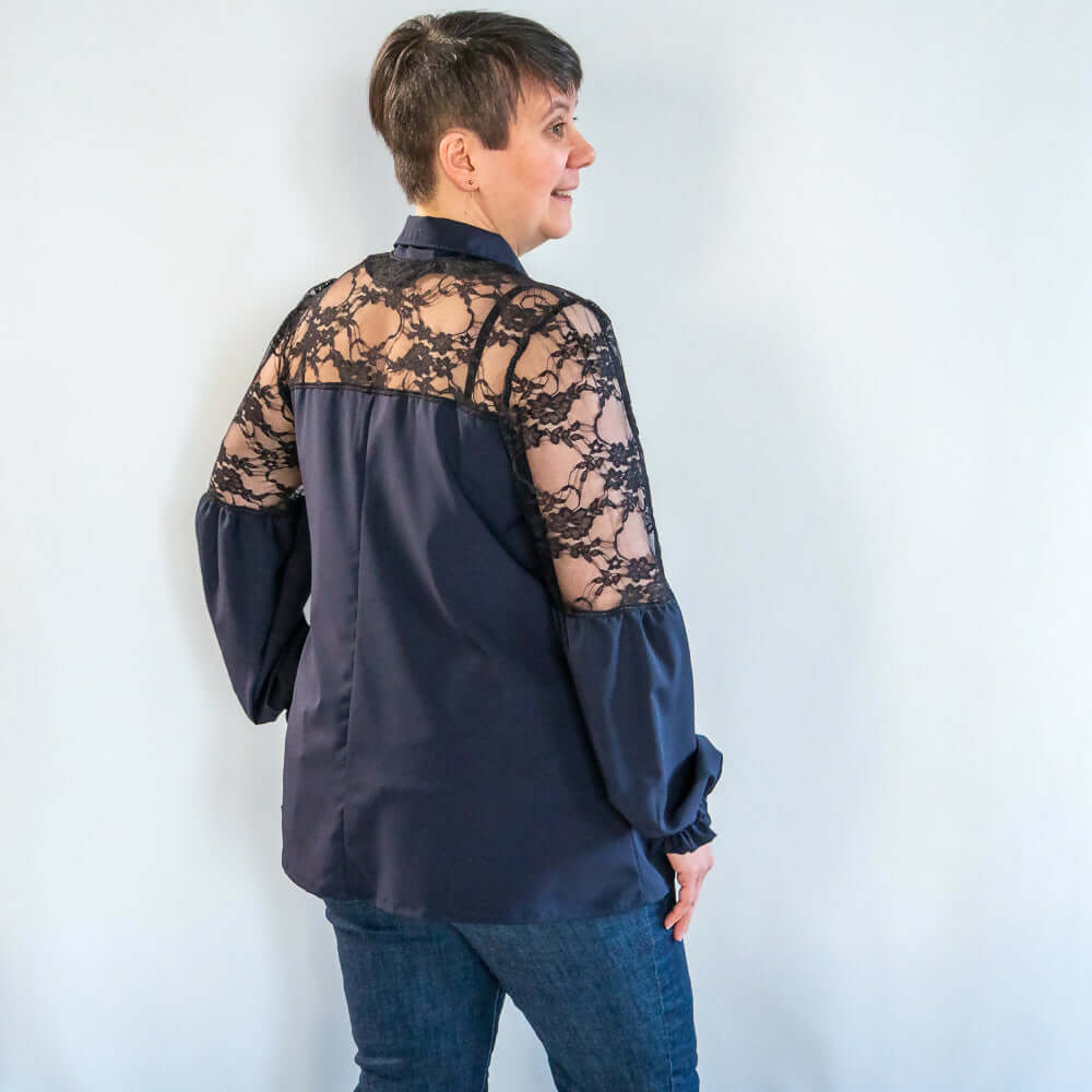 Femme portant une chemise « Raisin blanc » en dentelle, patron de couture PDF à télécharger.