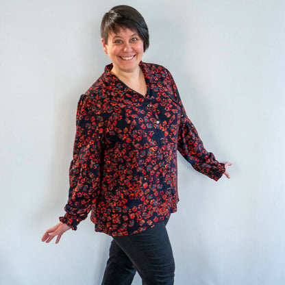 Femme portant un design "Raisin blanc" - Robe chemise / Chemise, patron de couture pdf à télécharger disponible du 34 au 56.