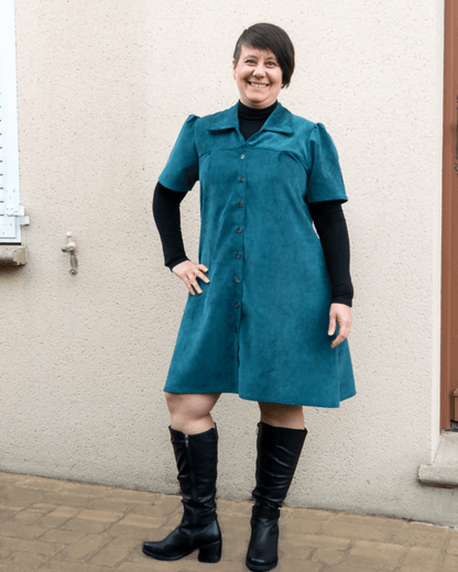 Femme portant une "Robe chemise / Chemise « Raisin blanc » - Patron PDF du 34 au 56 (4 statures)", patron de couture pdf à télécharger.