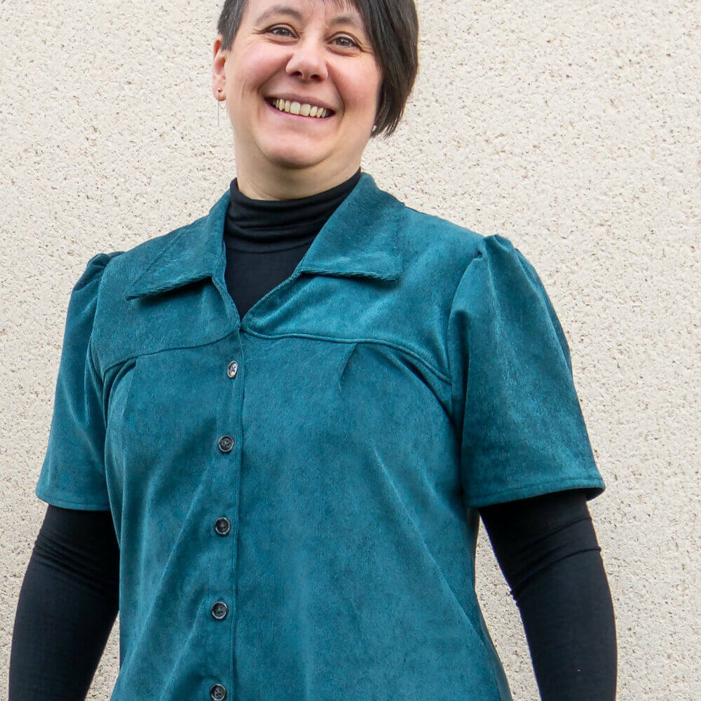 Femme portant la Robe chemise / Chemise « Raisin blanc » - Patron PDF du 34 au 56 (4 statures), patron de couture pdf à télécharger.