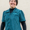 Femme portant la Robe chemise / Chemise « Raisin blanc » - Patron PDF du 34 au 56 (4 statures), patron de couture pdf à télécharger.