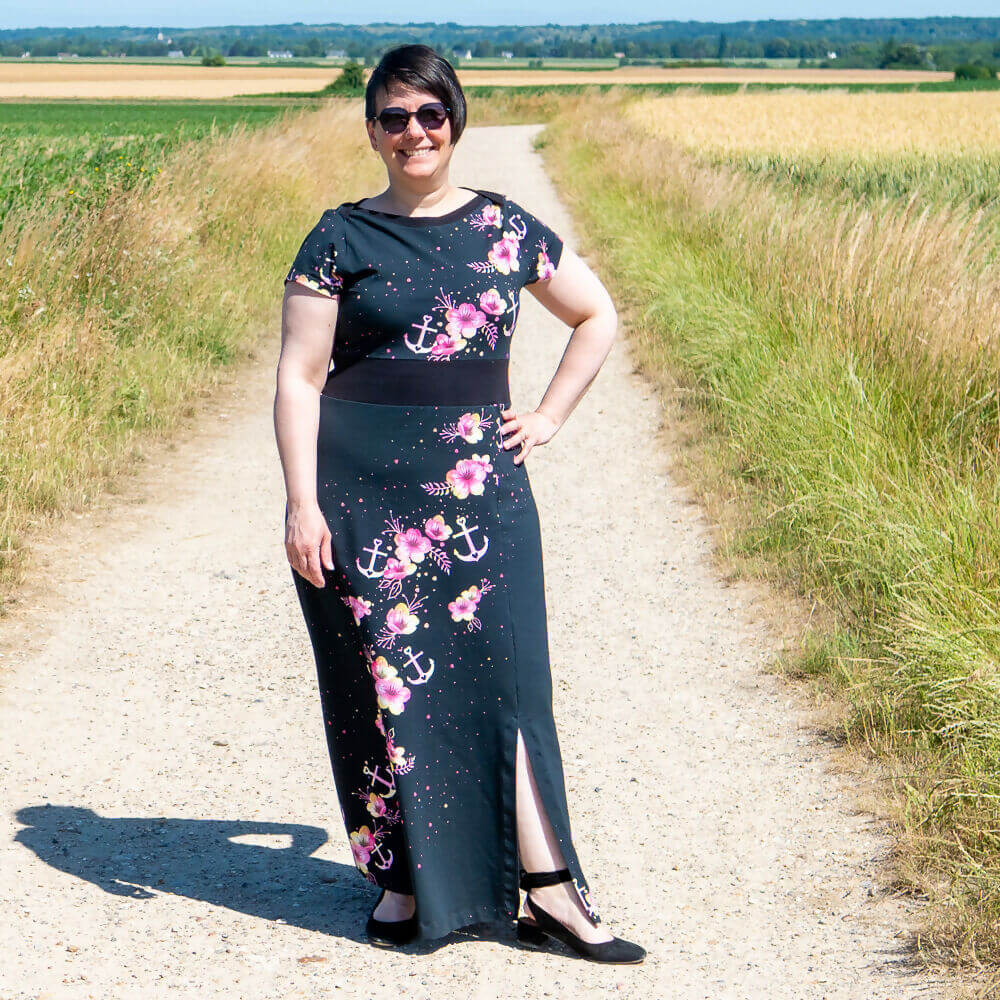 Femme portant une robe crop top en jersey avec motifs, disponible en tailles 34 au 56, 4 statures - Ciboulette, patron de couture PDF à télécharger.