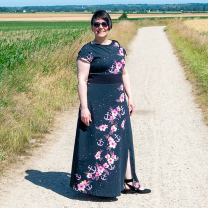 Femme portant Robe crop top jersey, 34 au 56, 4 statures - Ciboulette, sur un chemin, avec motifs fleuris et ancres marines.