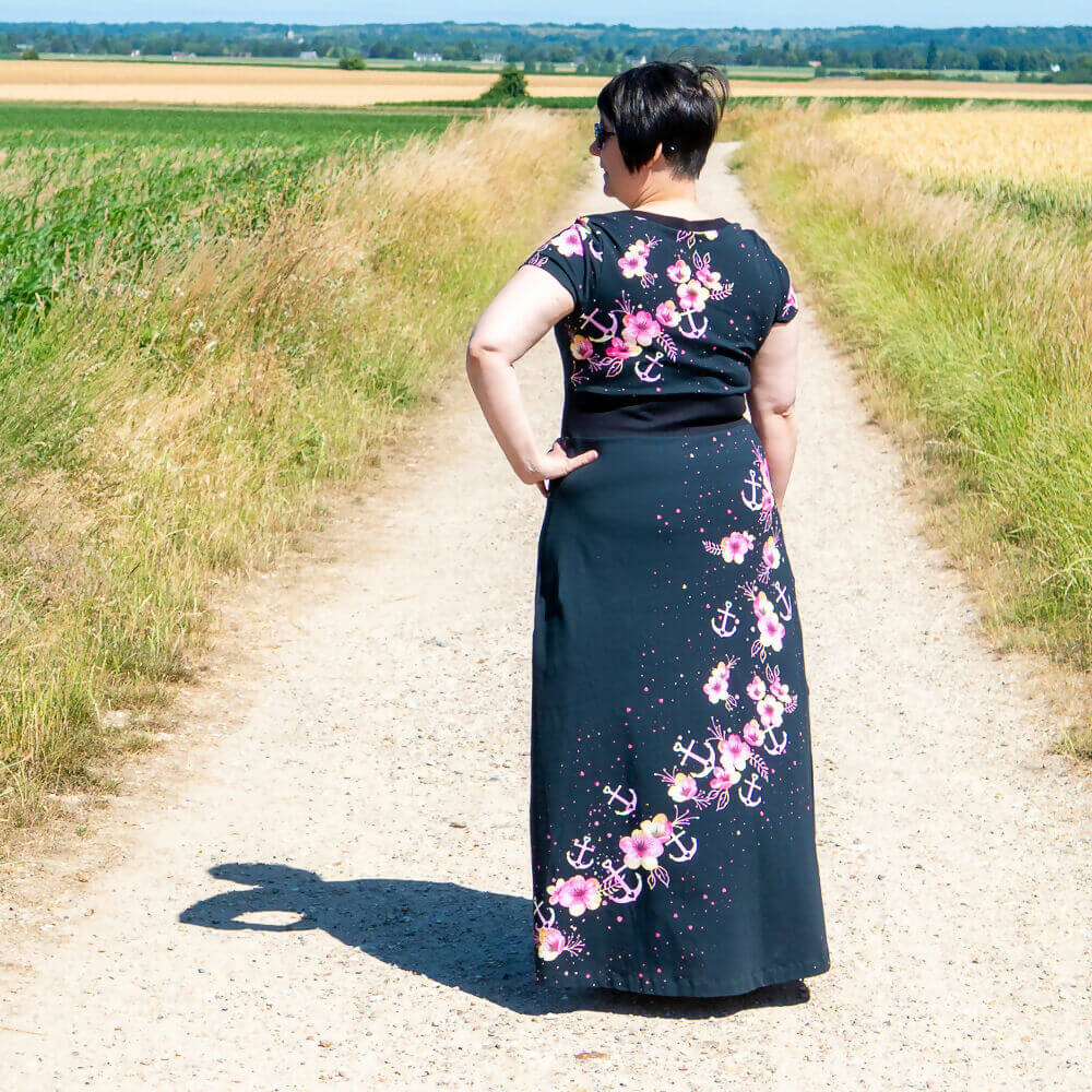 Vue arrière de la robe longue Ciboulette en jersey avec motifs floraux, taille 34 au 56, 4 statures. Patron de couture pdf à télécharger.