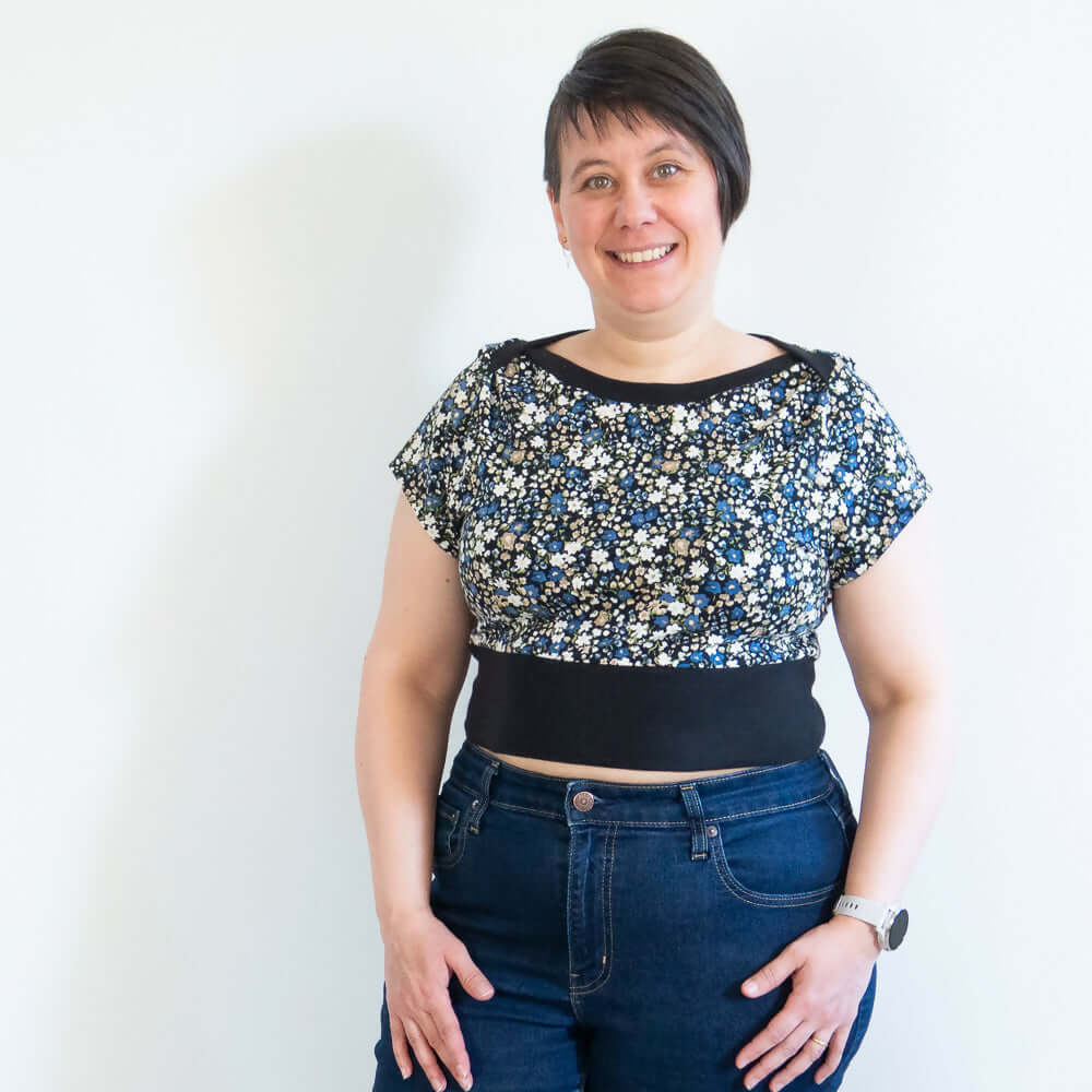 Femme portant un Robe crop top jersey, 34 au 56, 4 statures - Ciboulette, patron de couture pdf à télécharger, motif floral.