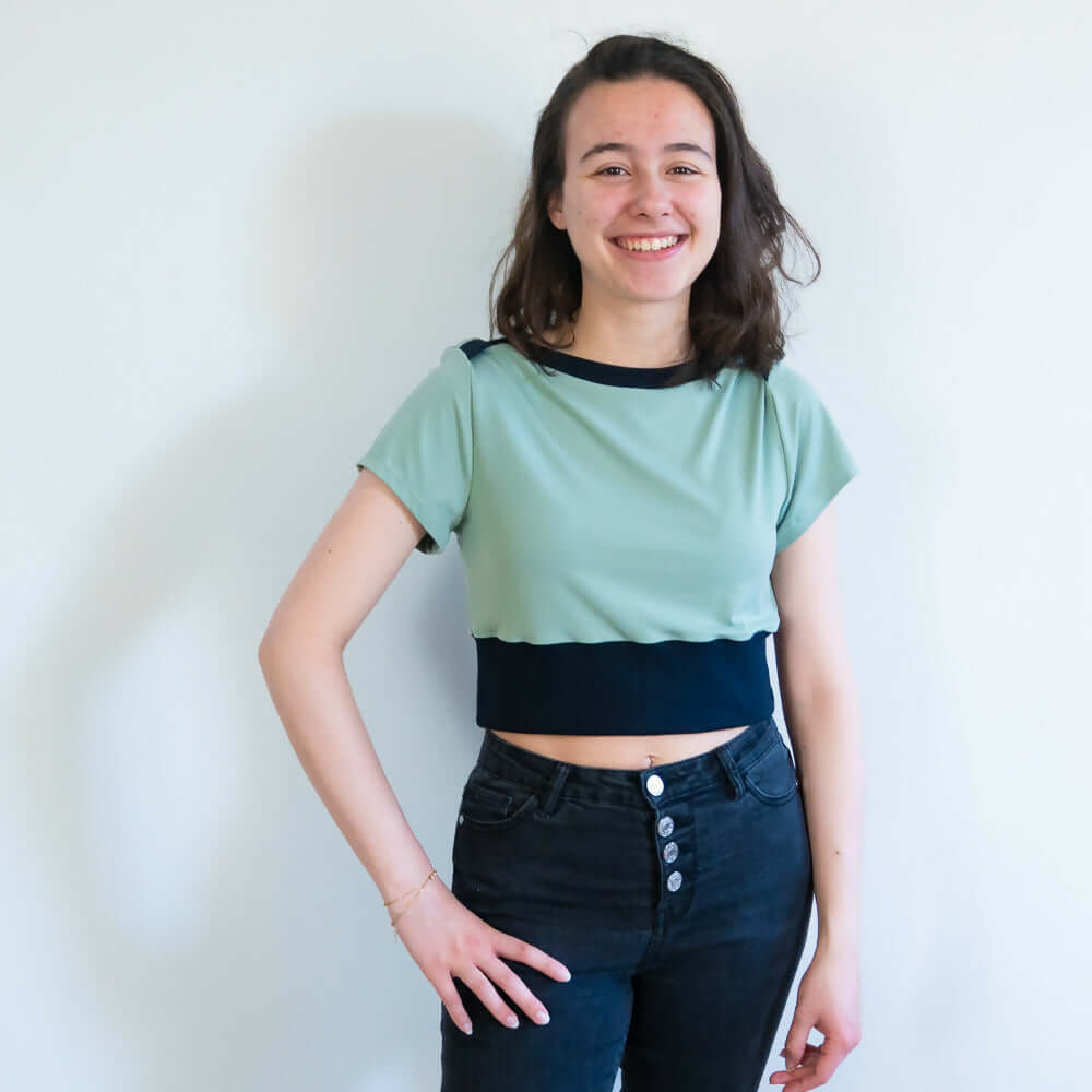 Modèle portant "Robe crop top jersey, 34 au 56, 4 statures - Ciboulette", patron de couture pdf à télécharger, coupe élégante et confortable.