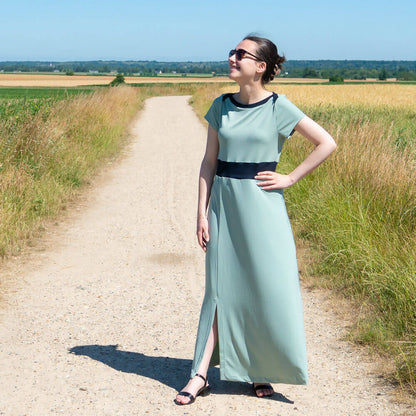 Femme portant la Robe crop top jersey, 34 au 56, 4 statures - Ciboulette, sur un chemin de campagne, montrant le style fendu et col bateau.