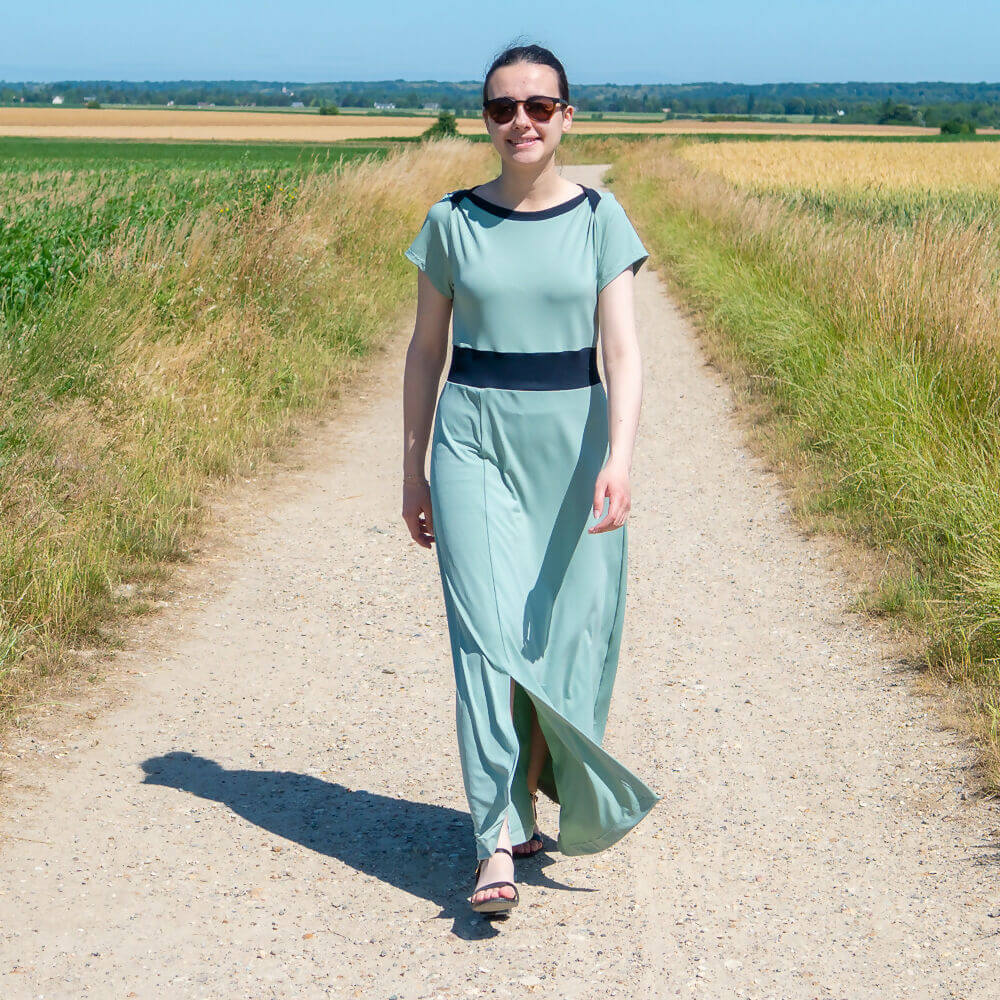 Femme portant la robe Ciboulette en jersey, longue et fendue, disponible en tailles 34 au 56, 4 statures, patron de couture pdf à télécharger.