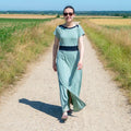 Femme portant la robe Ciboulette en jersey, longue et fendue, disponible en tailles 34 au 56, 4 statures, patron de couture pdf à télécharger.
