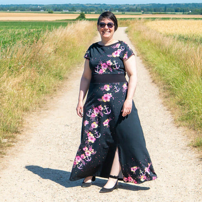 Femme portant la Robe crop top jersey, 34 au 56, 4 statures - Ciboulette, patron de couture pdf à télécharger, sur un chemin de campagne.