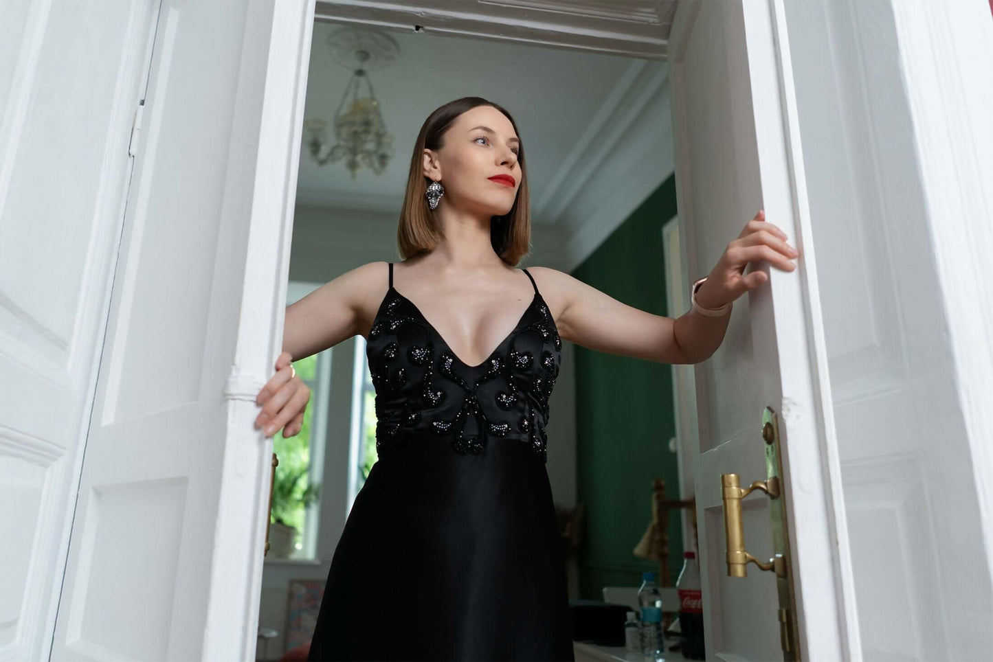 Femme portant une robe de soirée noire, robe de soirée - XS/M - BLACK SWAN, patron de couture pdf à télécharger.