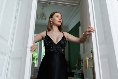 Femme portant une robe de soirée noire, robe de soirée - XS/M - BLACK SWAN, patron de couture pdf à télécharger.