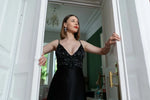 Femme portant une robe de soirée noire, robe de soirée - XS/M - BLACK SWAN, patron de couture pdf à télécharger.