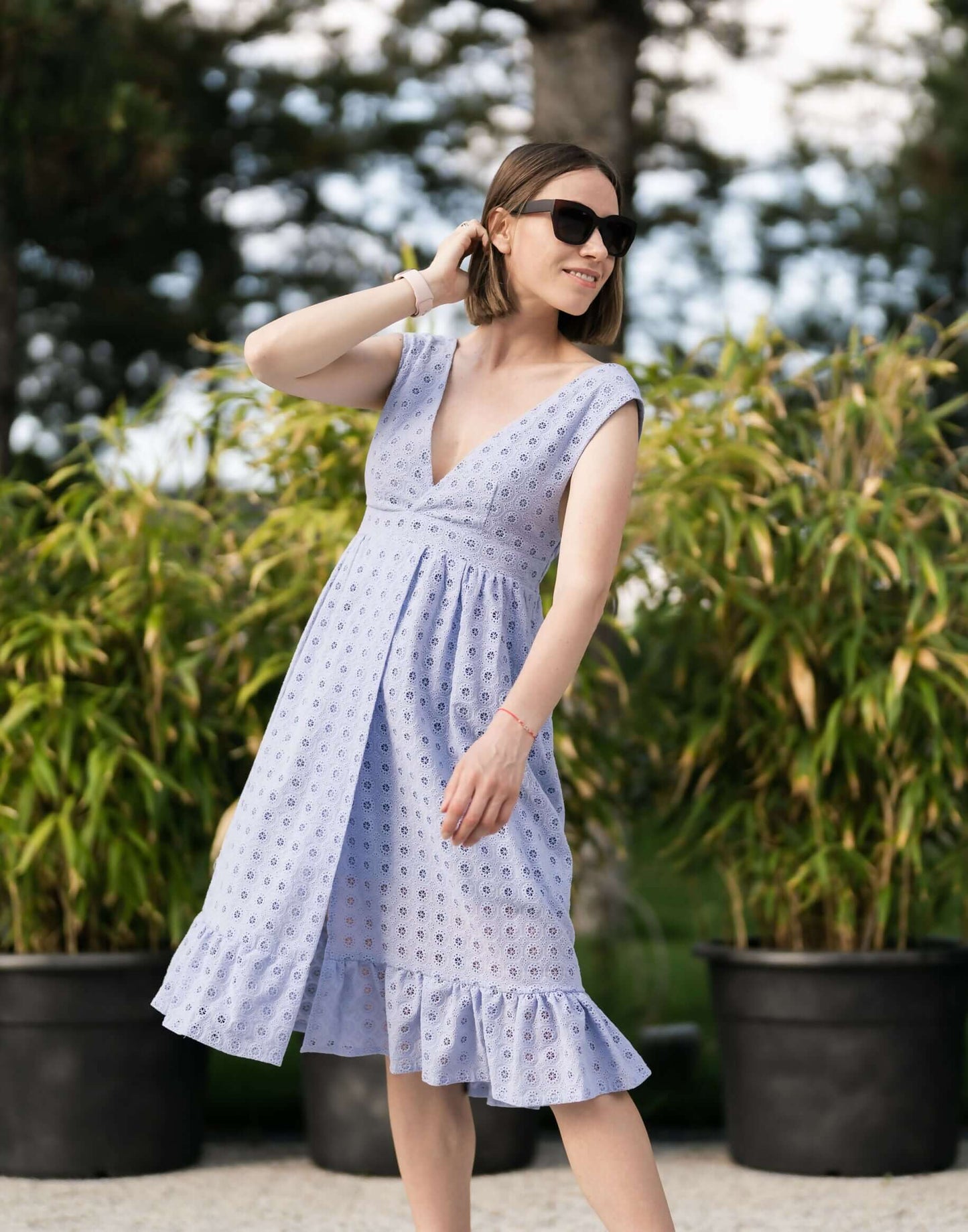 Robe du XS au XL - KISSABLE portée dans un jardin, patron de couture pdf à télécharger pour couturières expérimentées.