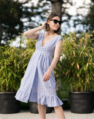 Robe du XS au XL - KISSABLE portée dans un jardin, patron de couture pdf à télécharger pour couturières expérimentées.
