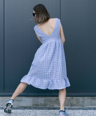 Robe du XS au XL - KISSABLE, patron de couture pdf à télécharger, femme portant une élégante robe estivale avec dos en V.