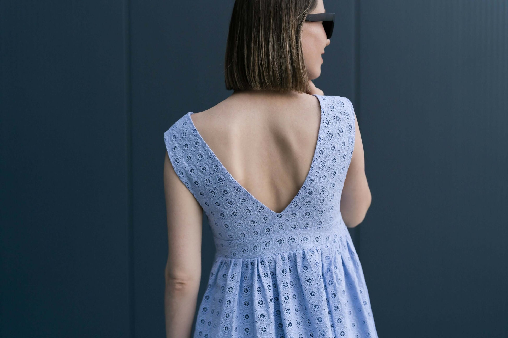 Robe du XS au XL - KISSABLE patron de couture pdf à télécharger, vue arrière d'une robe élégante avec un décolleté en V.