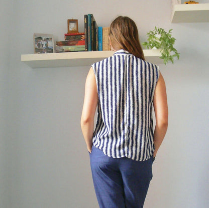 Femme portant Robe et top Palmyre - 32 au 56, patron de couture pdf à télécharger, avec col officier et design rétro, vue de dos