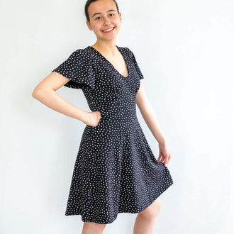 Femme souriante portant la Robe jersey, 34 au 56, 4 statures – Capucine, patron de couture pdf à télécharger, élégante et féminine.