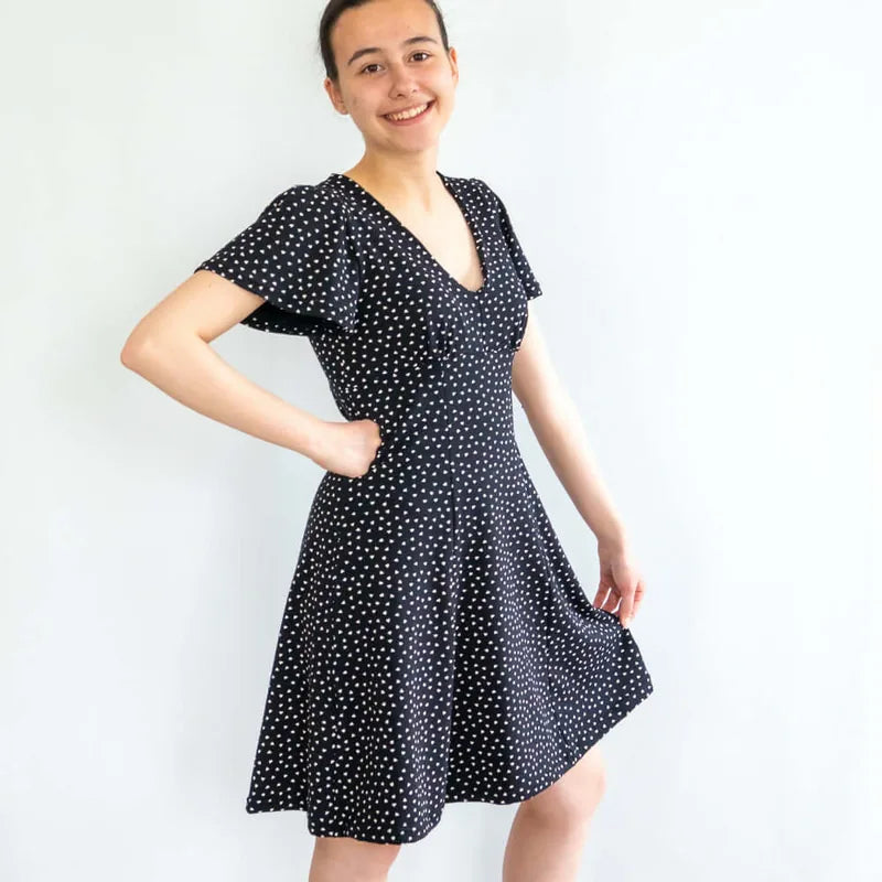 Femme souriante portant la Robe jersey, 34 au 56, 4 statures – Capucine, patron de couture pdf à télécharger, élégante et féminine.