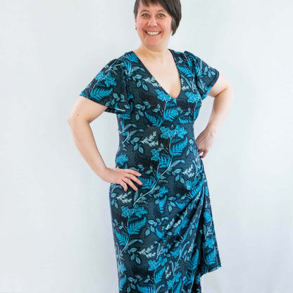 Robe jersey, 34 au 56, 4 statures – Capucine, femme souriante en robe bleue évasée, patron de couture pdf à télécharger.