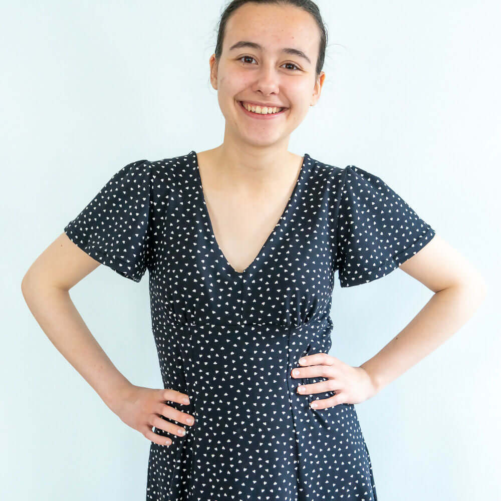 Femme souriante portant une Robe jersey, 34 au 56, 4 statures – Capucine, en tissu à motifs. Patron de couture PDF à télécharger.