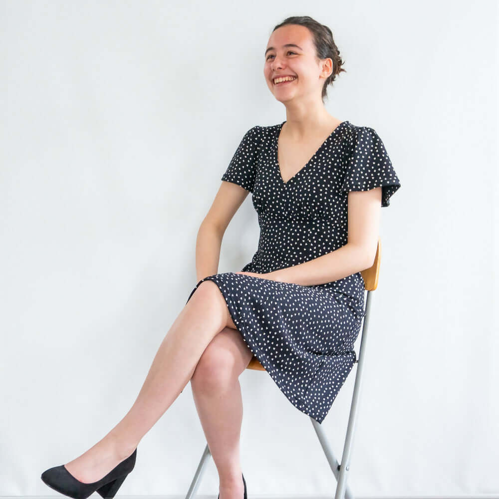 Femme souriante portant la Robe jersey, 34 au 56, 4 statures – Capucine, patron de couture pdf à télécharger.