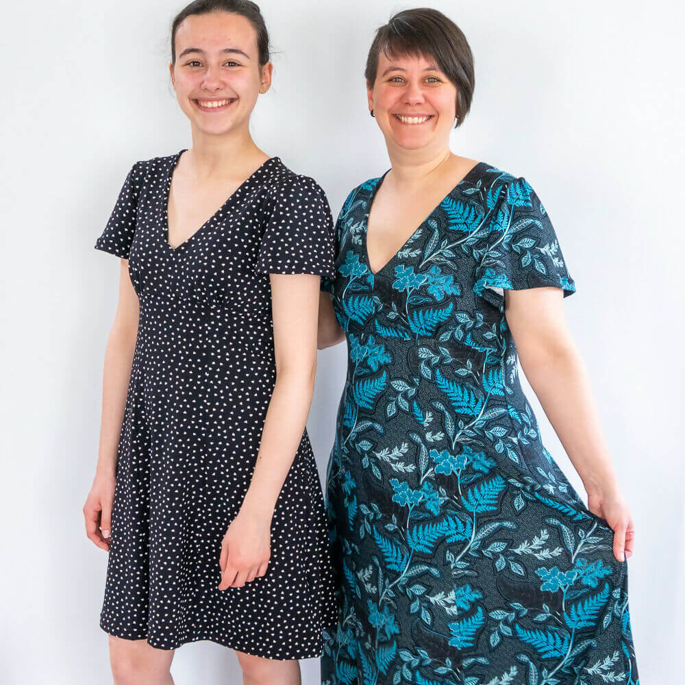 Deux femmes portant la Robe jersey, 34 au 56, 4 statures – Capucine, avec patron de couture pdf à télécharger.