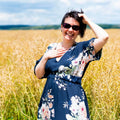 Femme portant la Robe longue, 34 au 52, 4 statures, patron débutant – Wasabi, patron de couture pdf à télécharger, dans un champ.
