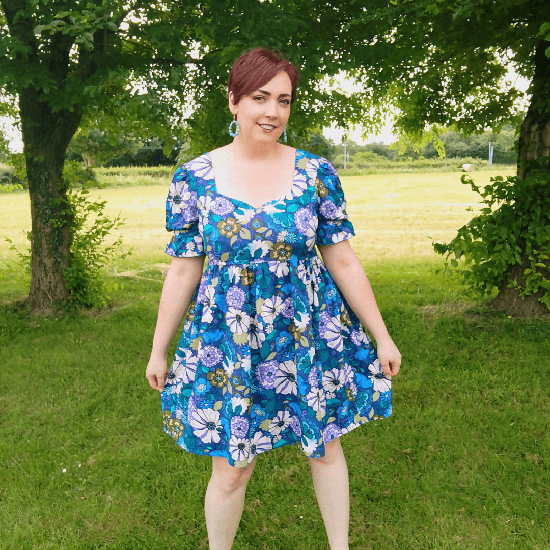 Femme portant une Robe ou Blouse Hirondelle | Taille 32 à 50, modèle fleuri, patron de couture pdf à télécharger.