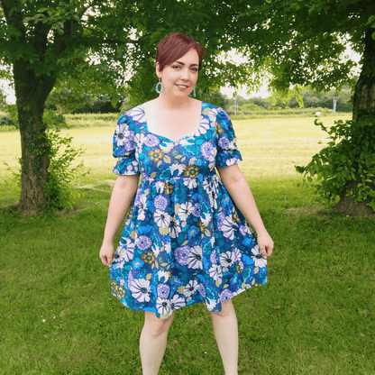 Femme portant une Robe ou Blouse Hirondelle | Taille 32 à 50, modèle fleuri, patron de couture pdf à télécharger.