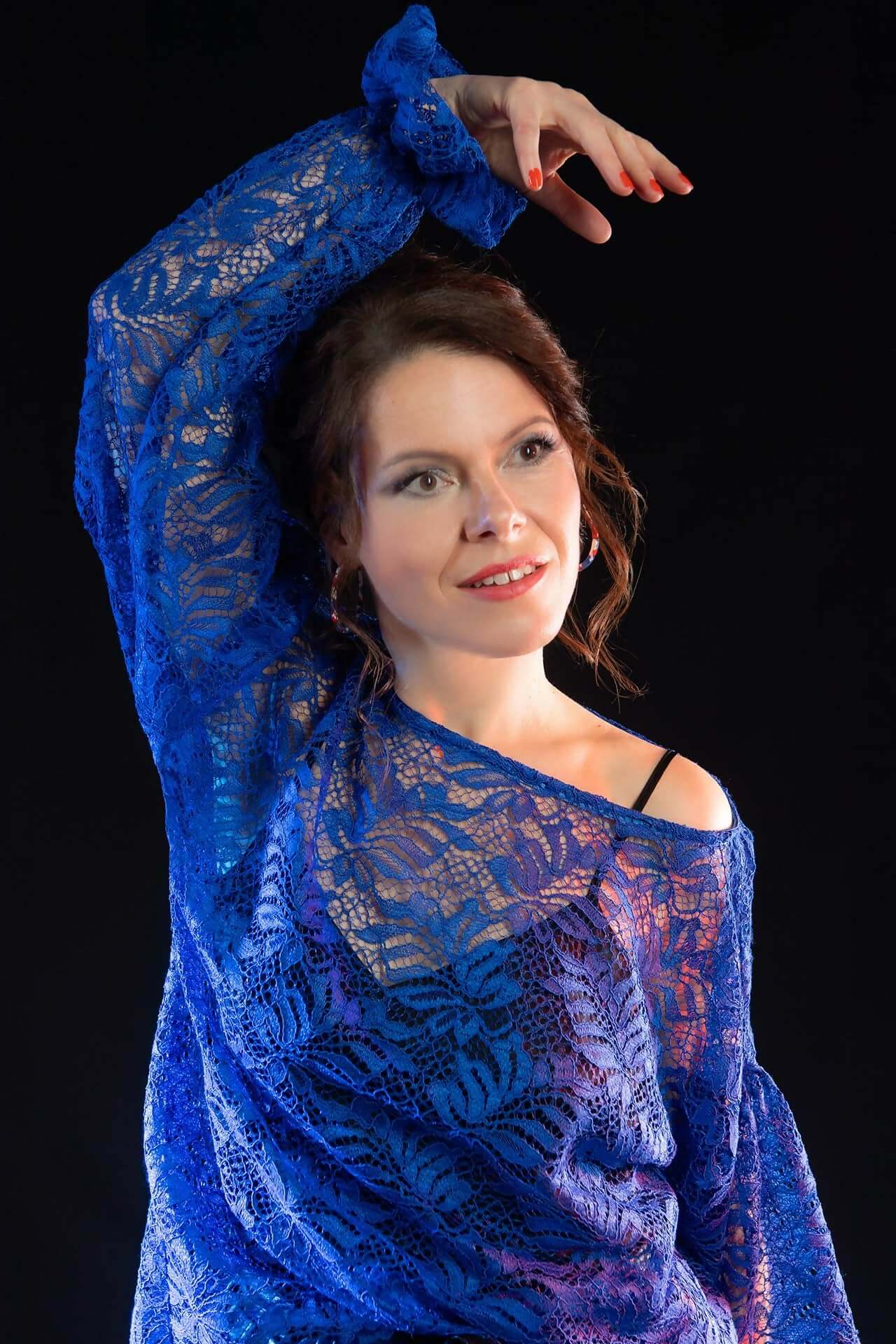 Femme portant un haut en dentelle bleue, illustrant le patron PDF DAUMESNIL pour un style romantique.