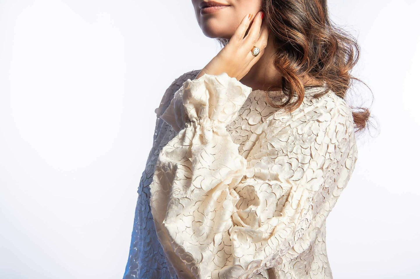 Femme portant un haut romantique à manches bouffantes en tissu léger, mettant en valeur une élégance décontractée.