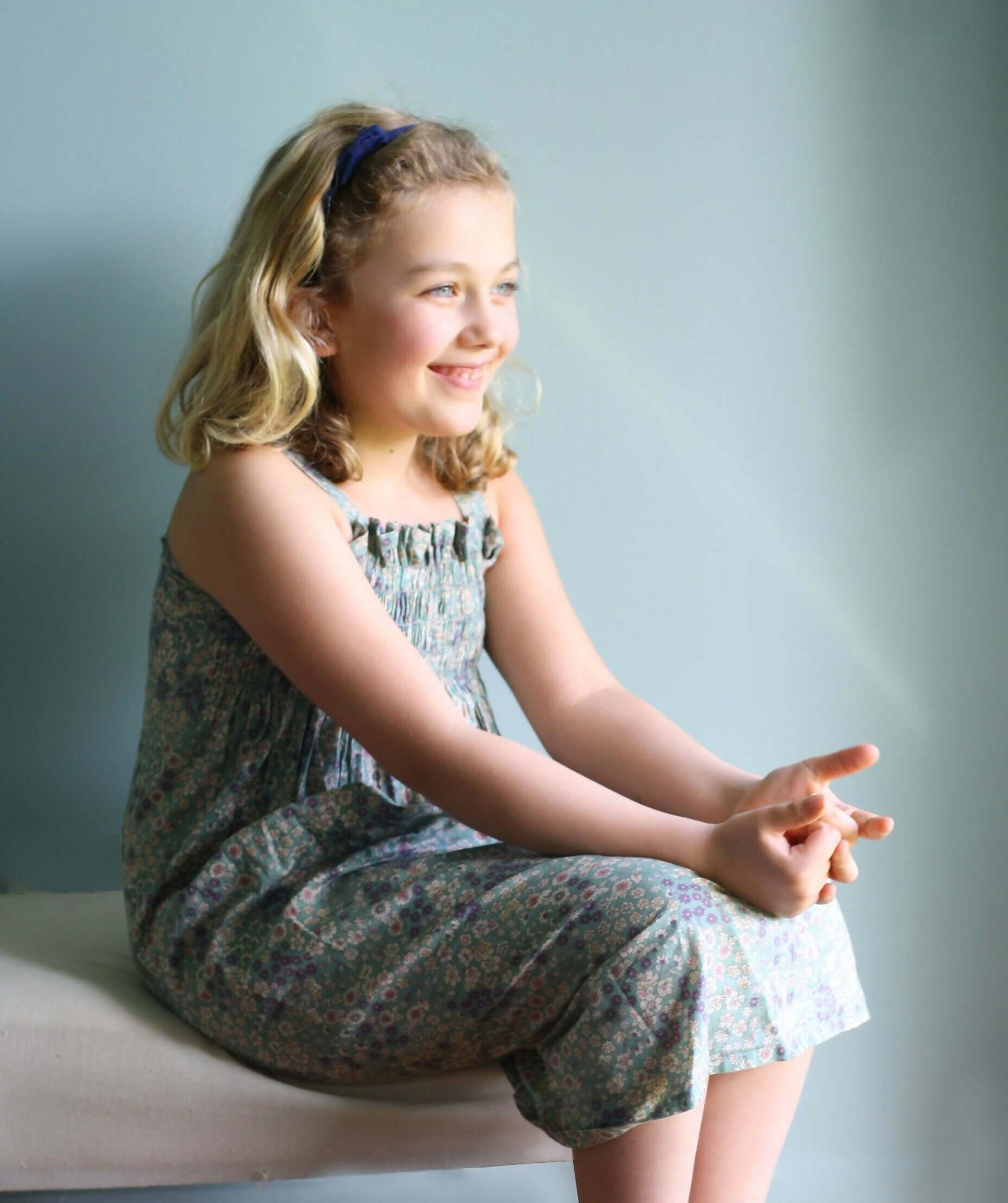 Fille portant une robe à smock (facile) Porquerolles, patron de couture pdf à télécharger.