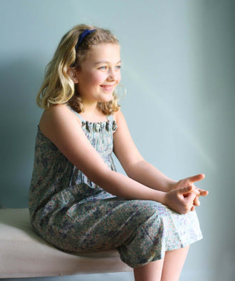 Fille portant une robe à smock (facile) Porquerolles, patron de couture pdf à télécharger.