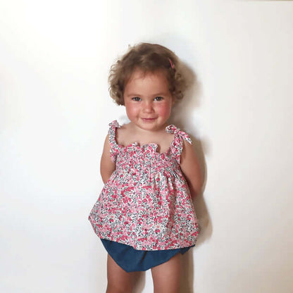 Enfant portant la Robe à smock (facile) Porquerolles, patron de couture pdf à télécharger, modèle à fines bretelles pour jeunes filles.